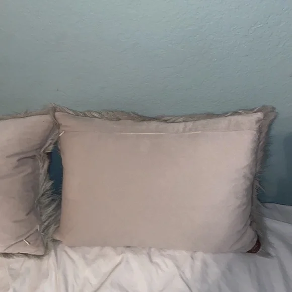 Like new luxury Cloud9 design down 100% dyed lamb fur Pillow Set Accent Pillows